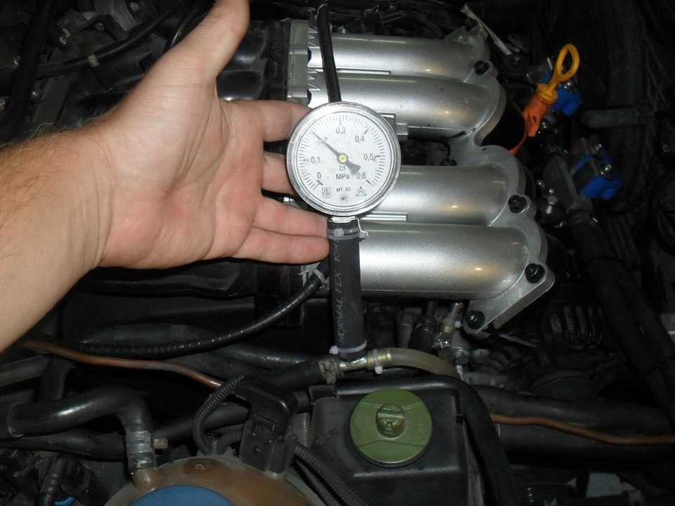 Как замерить давление масла в двигателе. Пасат б 6 замер давления топлива. Volkswagen Polo 2011 замер давления топлива. Замер давления топлива Прадо 2.7. Замер давления топлива гольф 5 1.6 2003 ФСИ.