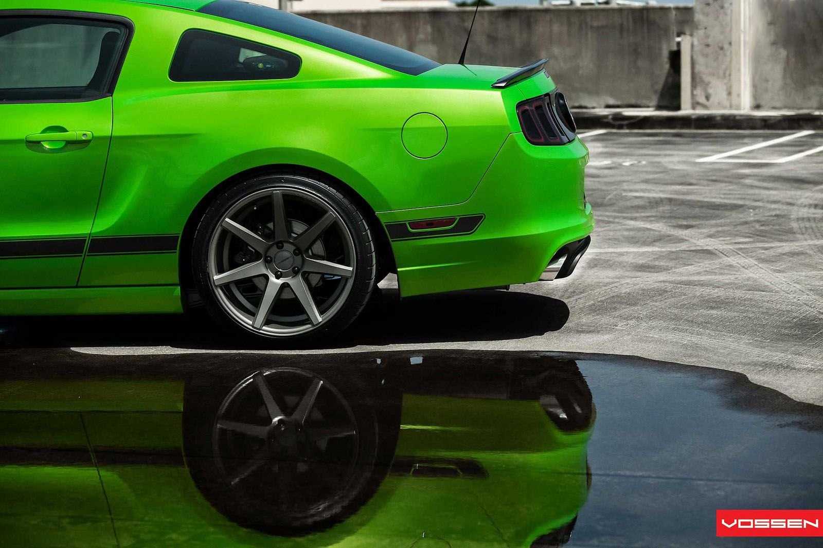 Ford Mustang с зелеными колесами