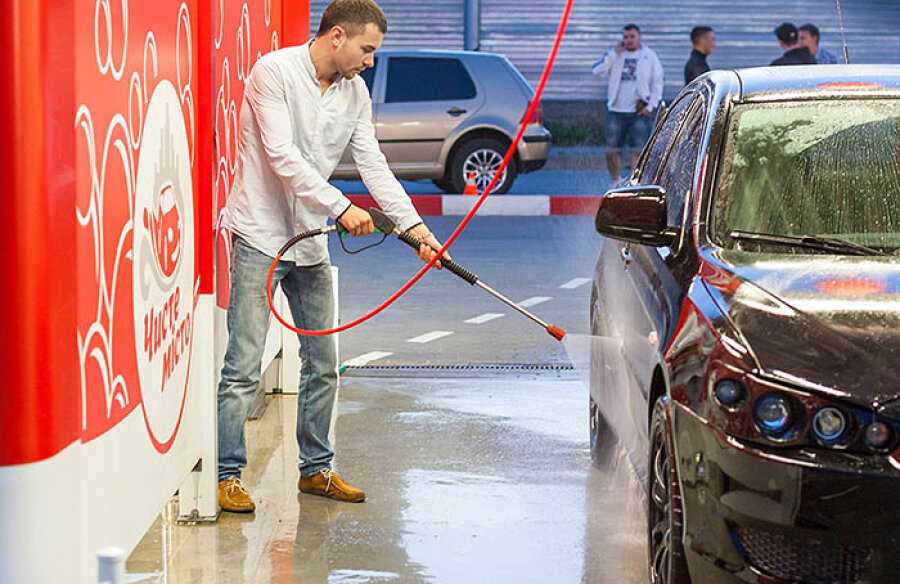 Мнение профессионала — как правильно обработать автомобиль воском?