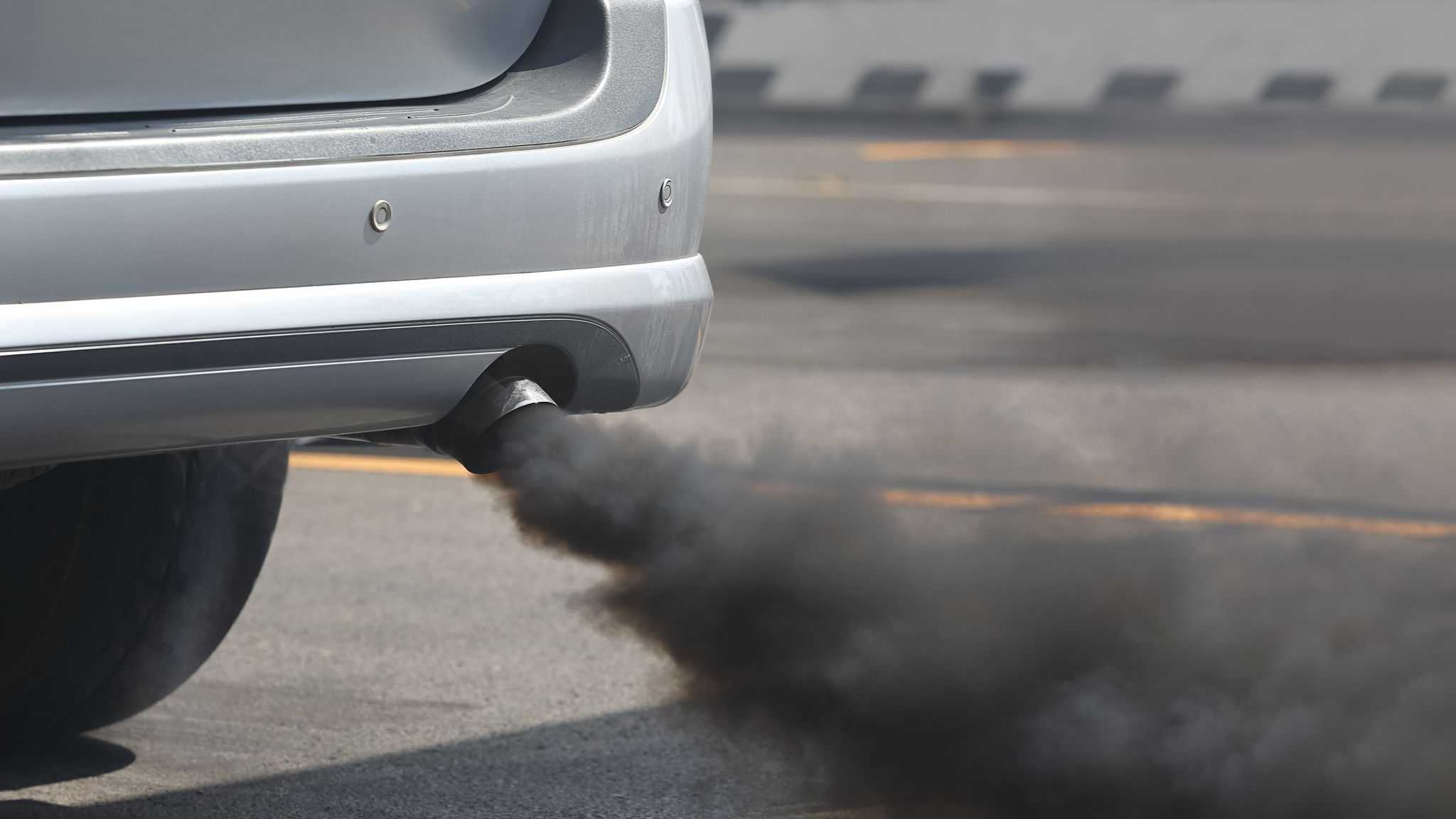 Сизый дым из выхлопной трубы бензинового авто 🦈 avtoshark.com