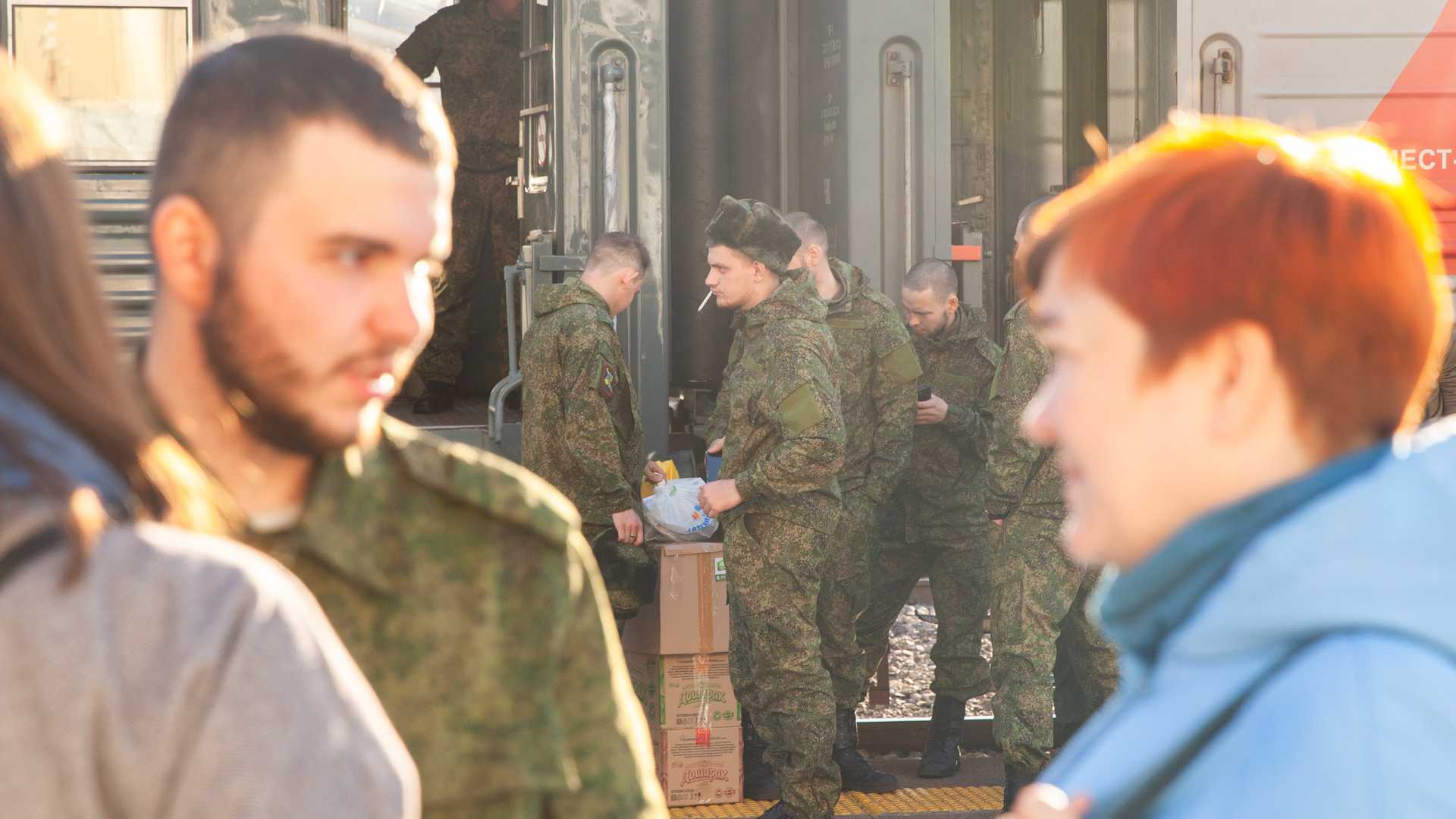 Красные повязки у военных на Украине