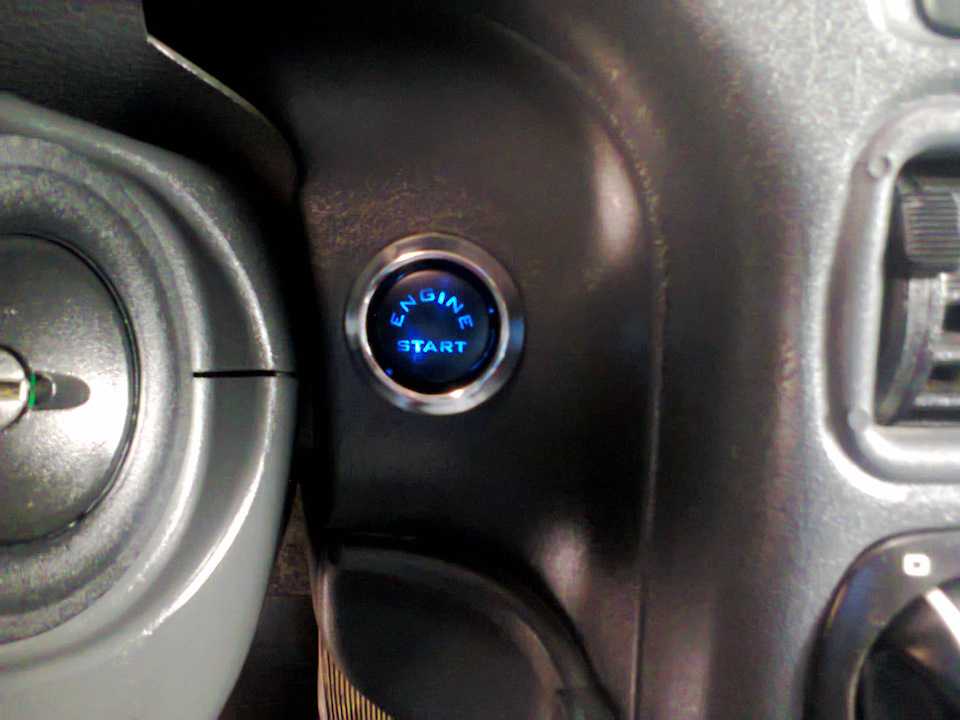 Как правильно заводить машину с кнопкой старт стоп?