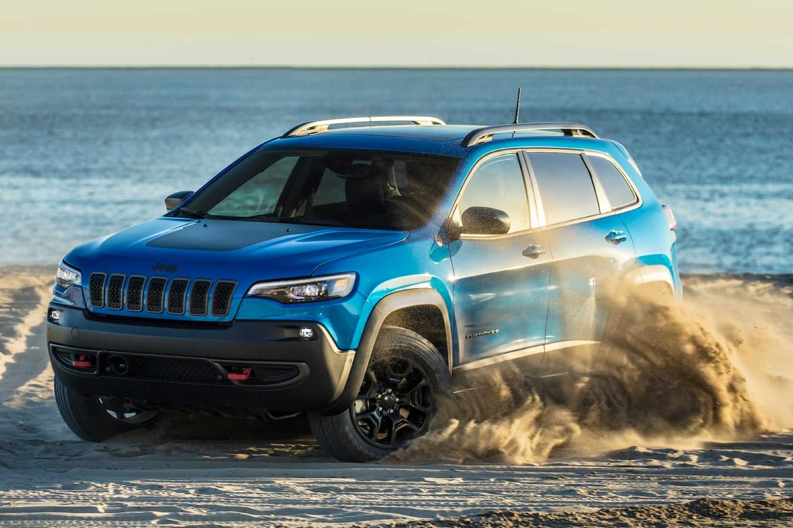 Jeep cherokee: поколения, кузова по годам, история модели и года выпуска, рестайлинг, характеристики, габариты, фото - carsweek