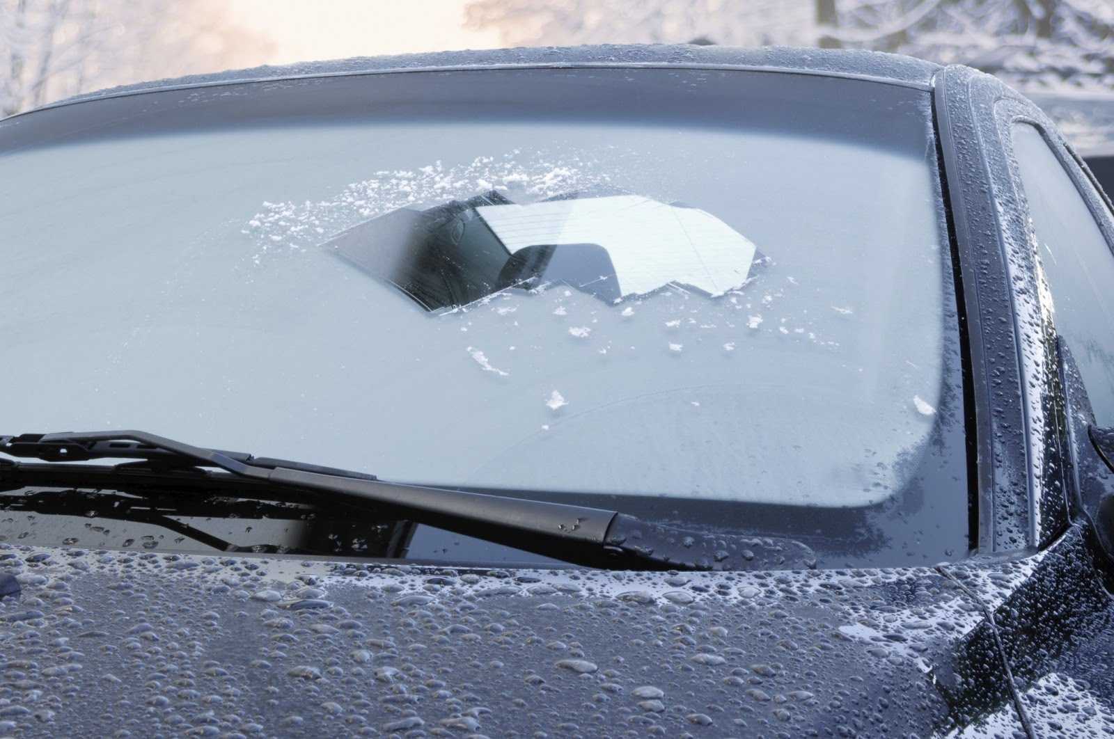 Почему потеют стекла в машине во время дождя и зимой?