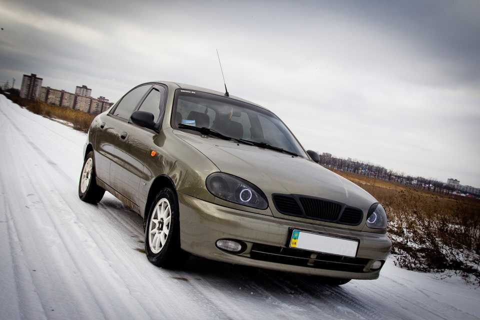 Автомобиль Шевроле Ланос похож на автомобиль который забыли снять с производства в 98 году Двигатель кстати тоже можно отнести к той эпохе Ланос это бютжетный автомобиль и у него ну не как