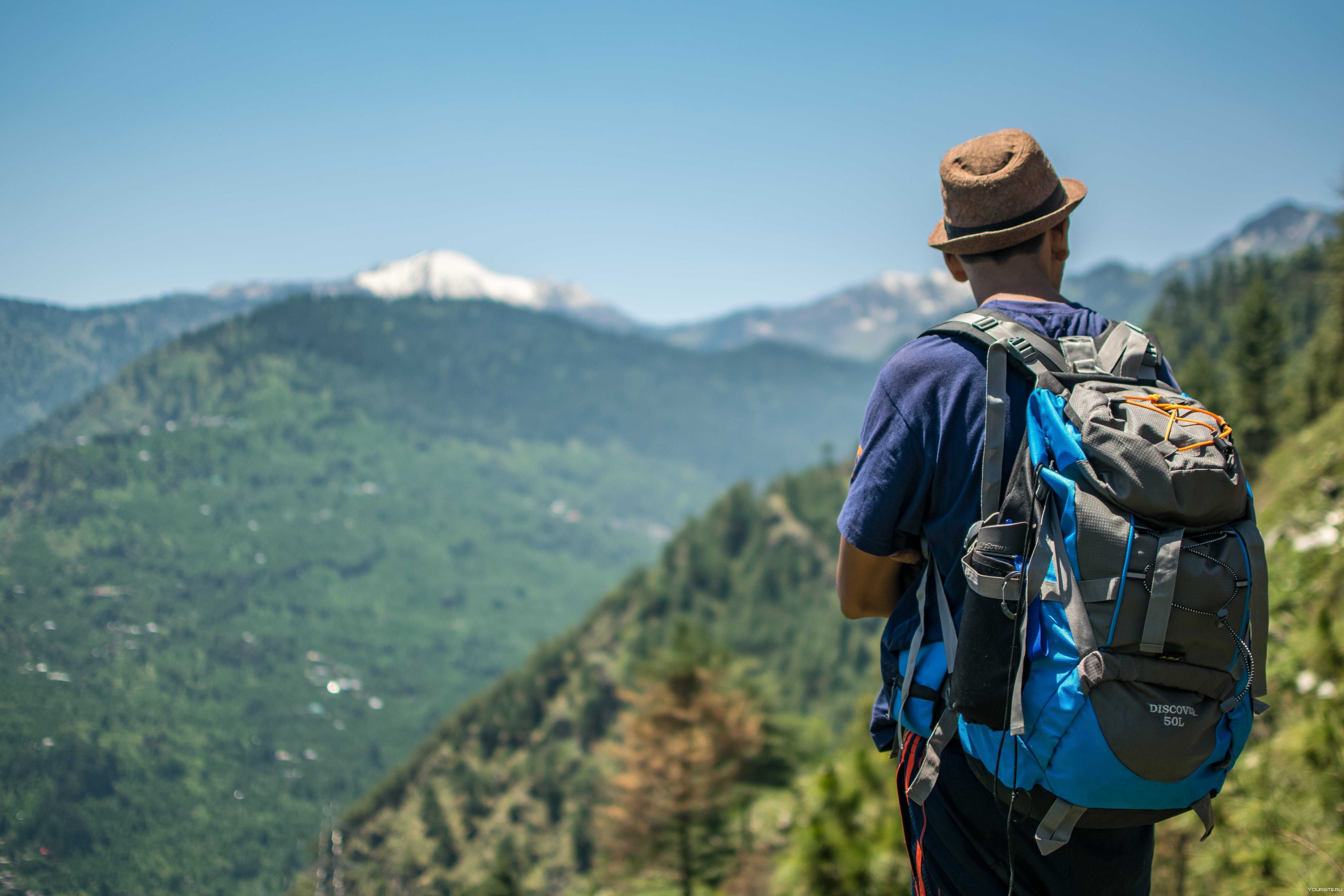 Для туристического похода ребята нужны рюкзаки. Рюкзак la Sportiva Mountain Hiking 28 Backpack. Человек с рюкзаком. Пешеходный туризм. Пеший поход.