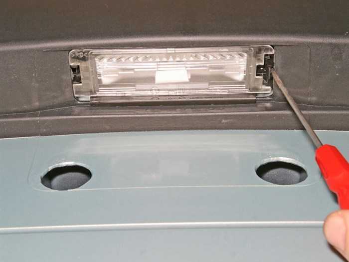 Основные методы замены лампочки подсветки номерного знака на авто