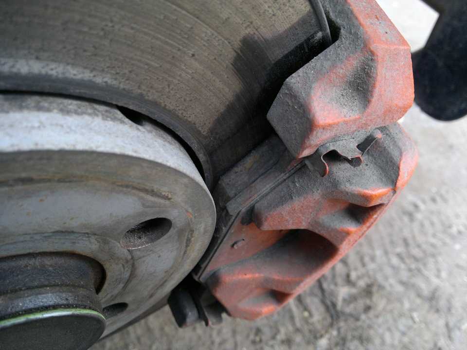 Как проверить толщину тормозные колодки не снимая колеса?