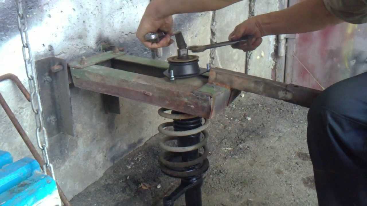 Как сжать пружину амортизатора без стяжек