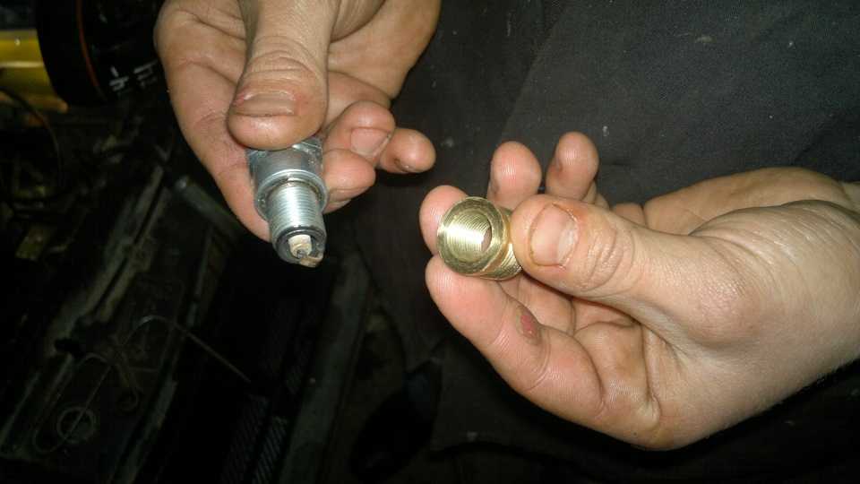 Как быстро, просто и спокойно выкрутить свечу зажигания?
