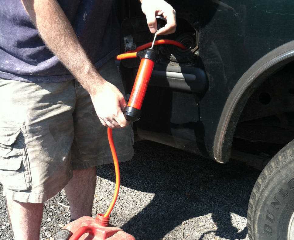 Слить бензин из бака шлангом. Насос для откачивания бензина из бака автомобиля. Шланг для слива бензина из бензобака.