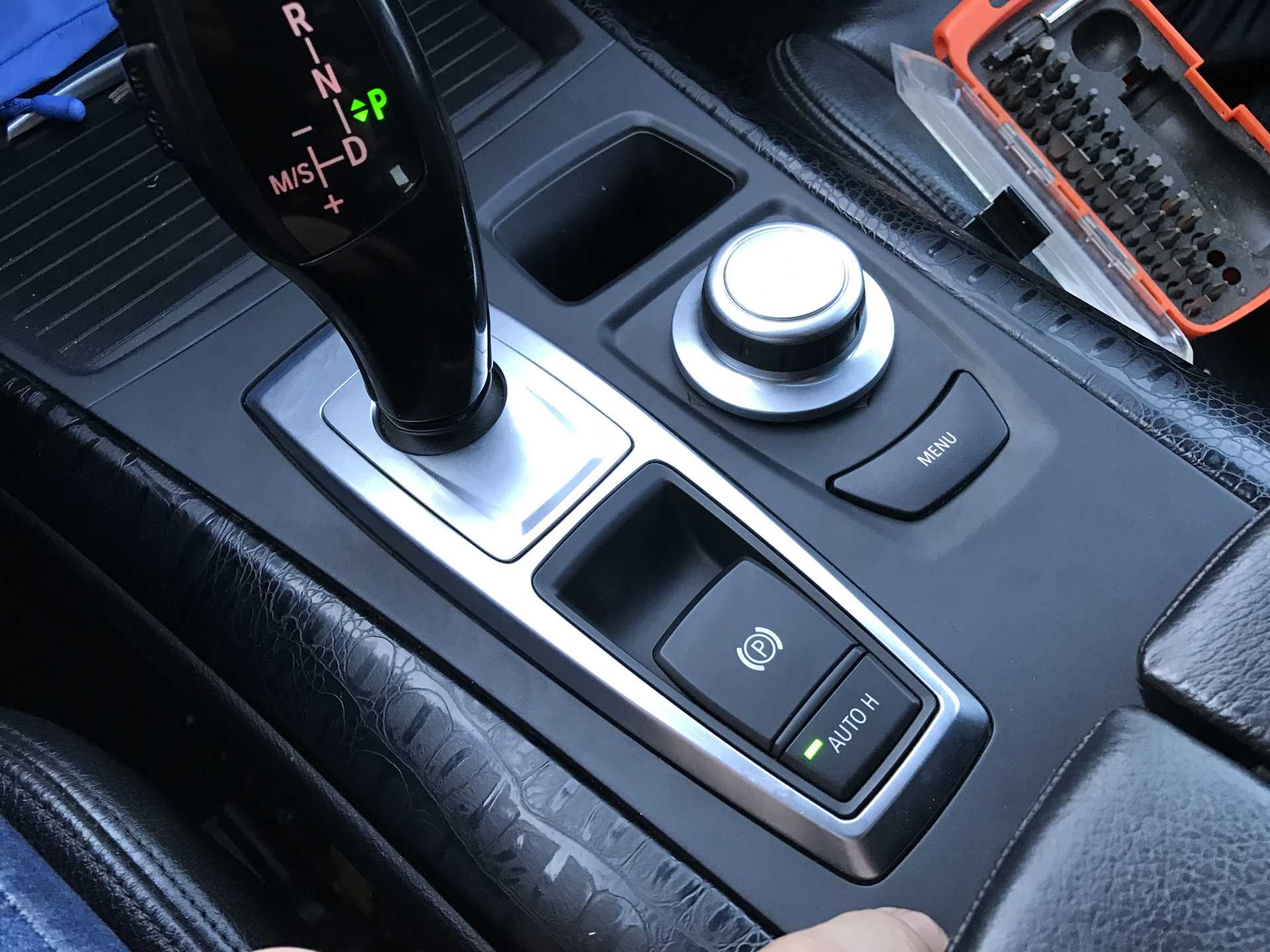 Зачем нужна кнопка auto hold и как ей правильно пользоваться