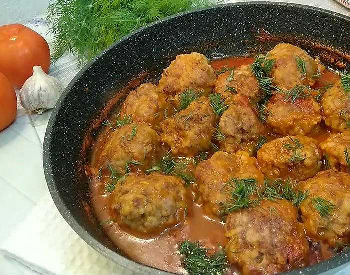 Тефтели на сковороде с подливкой – 6 вкусных рецептов