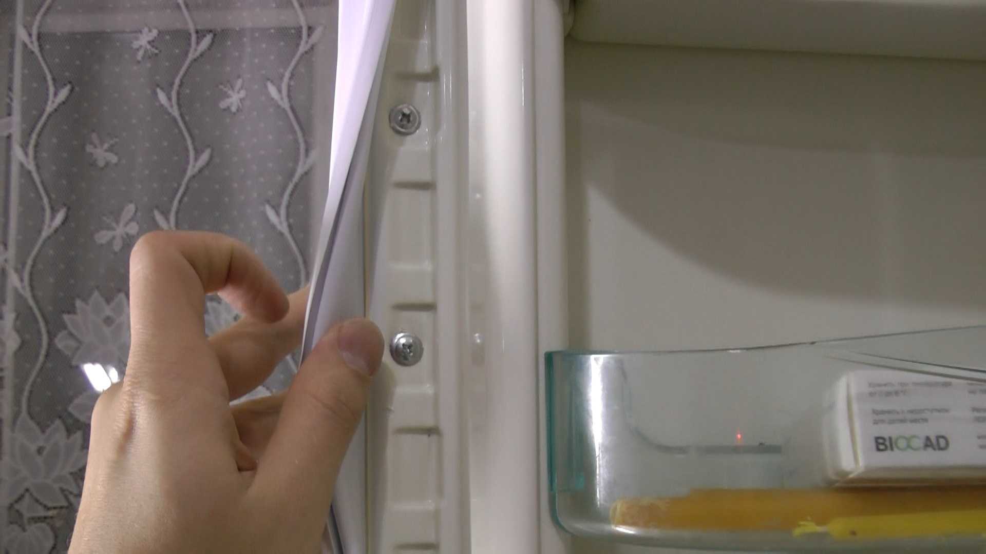 Заменить резинки индезит. Уплотнитель двери холодильника c138g. Холодильник Ардо уплотнит. Холодильник Бирюса 135к заменить уплотнительную резинку на двери.