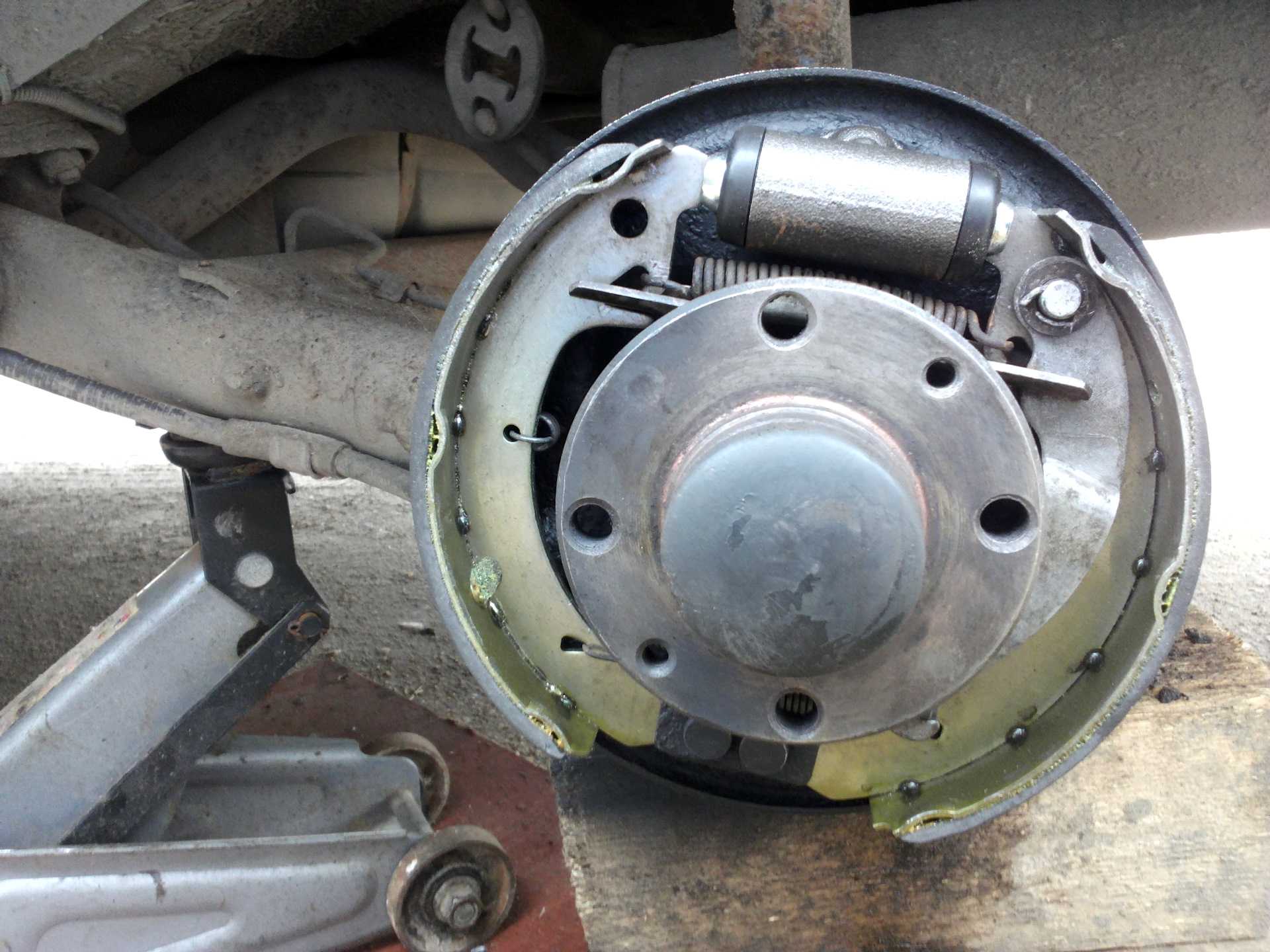 Руководства по ремонту лада гранта: замена тормозных колодок тормозного механизма заднего колеса