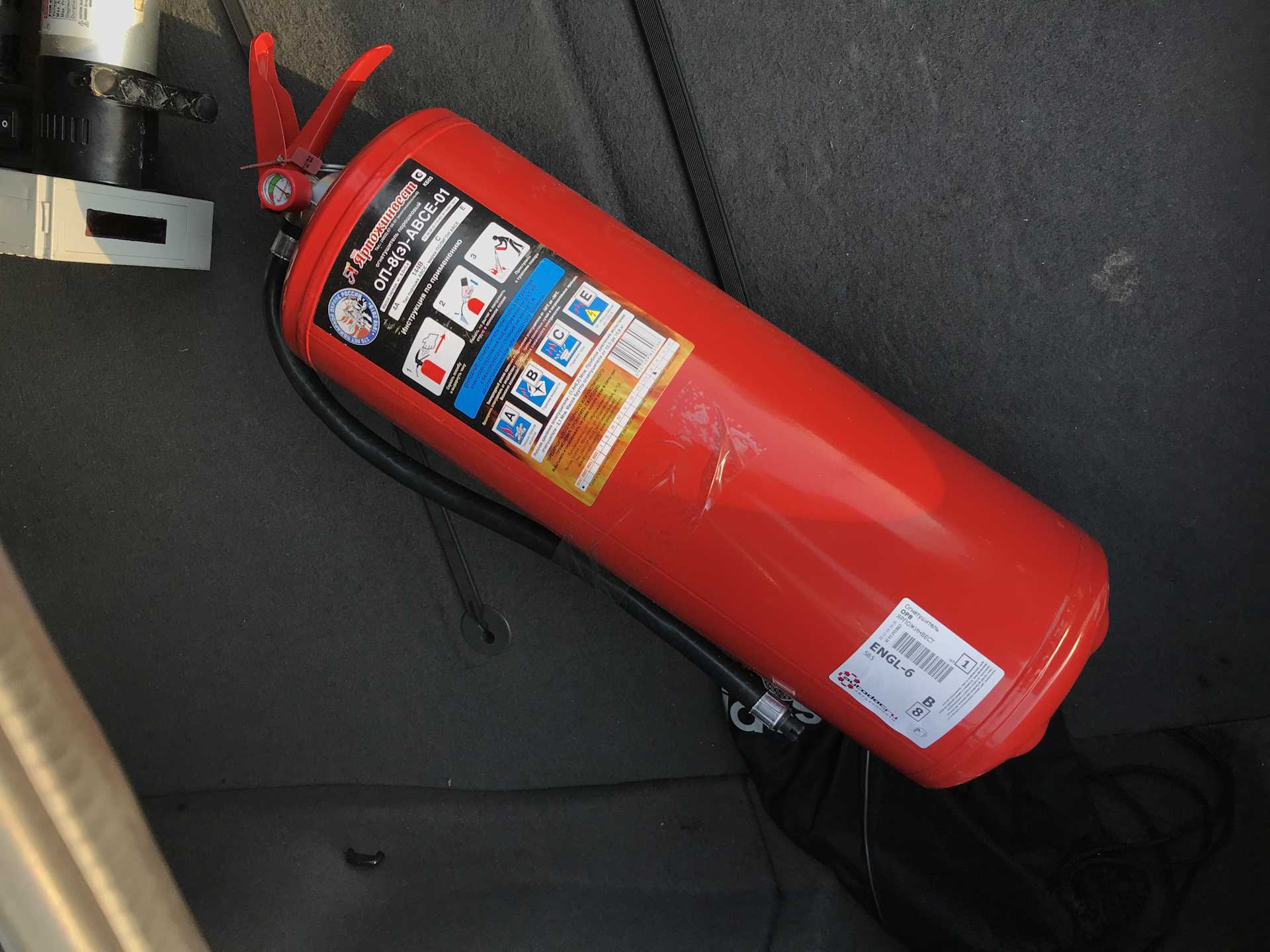 Крепление огнетушителя в автомобиле - пожарная безопасность