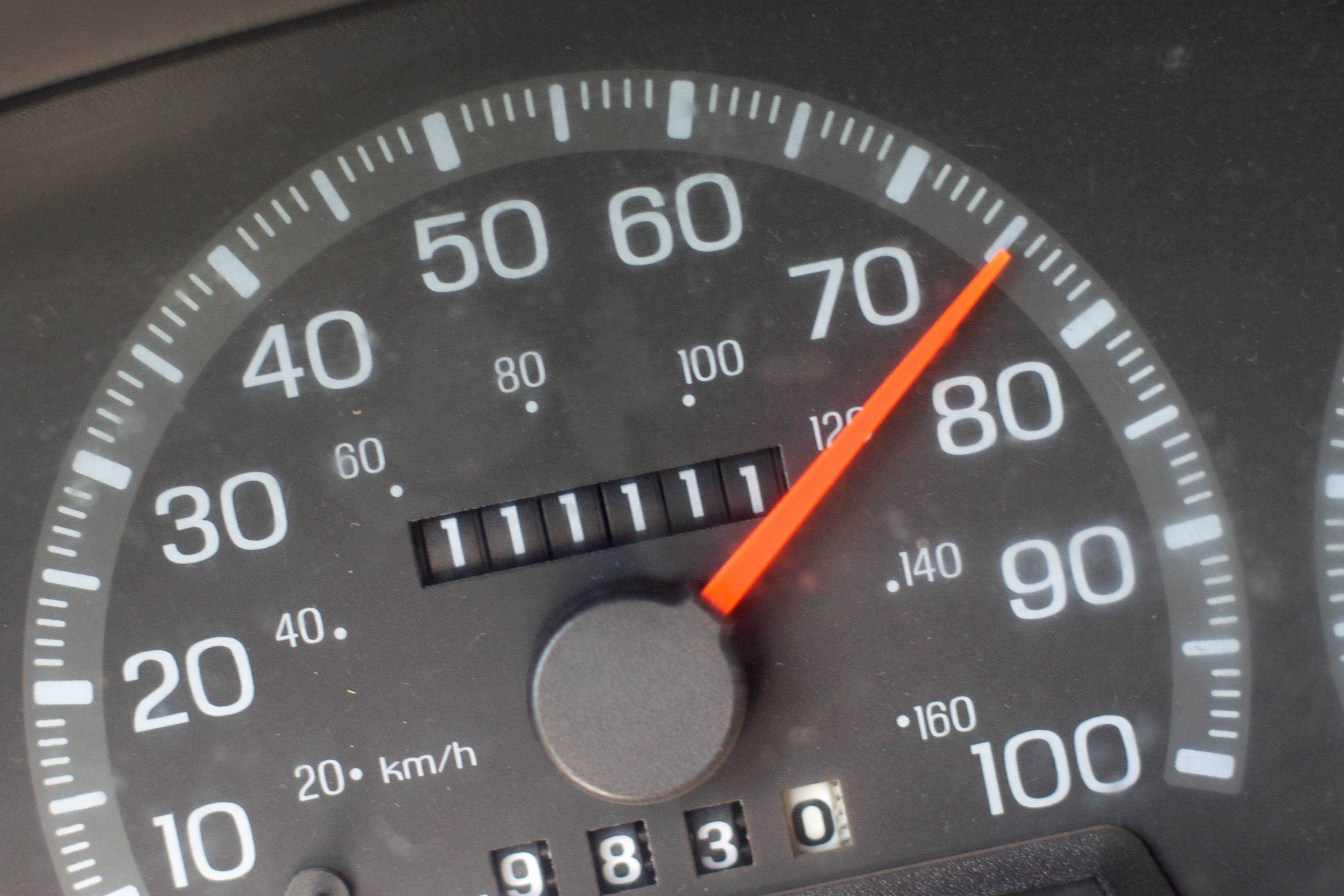 Спидометр показывает скорость на стоящем авто - автомобильный портал automotogid