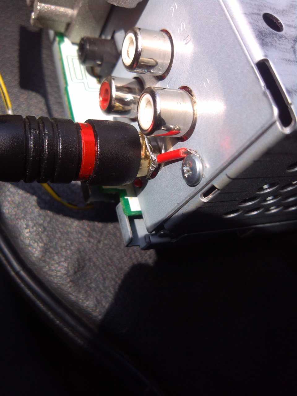 Фонит сабвуфер в машине при заведенном двигателе – автотоп