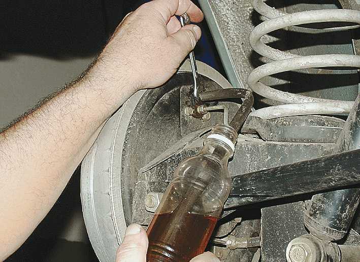 Как прокачать тормоза на ваз 2107: порядок прокачки и замена тормозного цилиндра