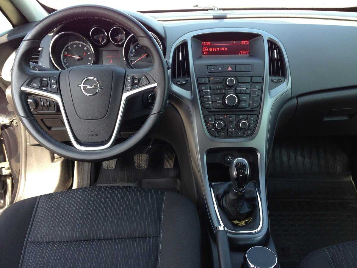 Opel Astra 2014 салон